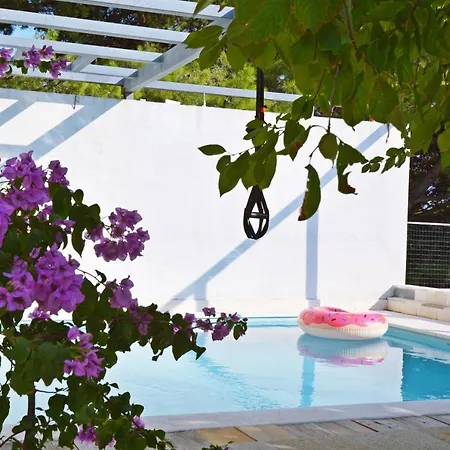 Entire With A Swimming Pool For 12 In Hébergement de vacances