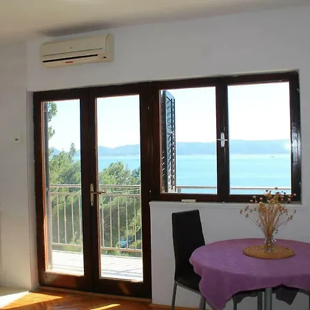 Hébergement de vacances Entire With A Swimming Pool For 12 In