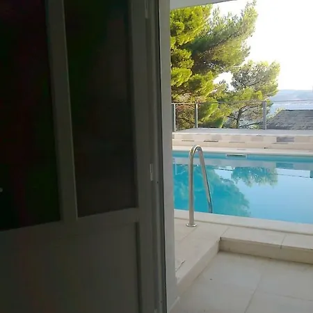 Hébergement de vacances Entire With A Swimming Pool For 12 In