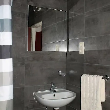 Hébergement de vacances Entire With A Swimming Pool For 12 In *